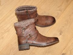 Bottines basses marron et petit talon Mustang