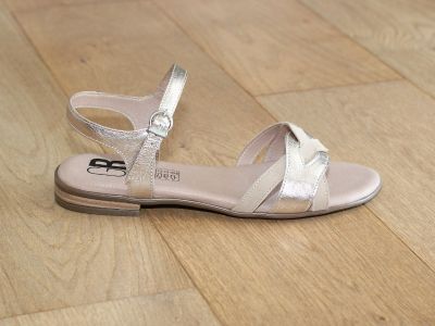 Sandales tropéziennes en cuir doré